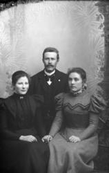 Gruppe. Ole Volden og to kvinner.