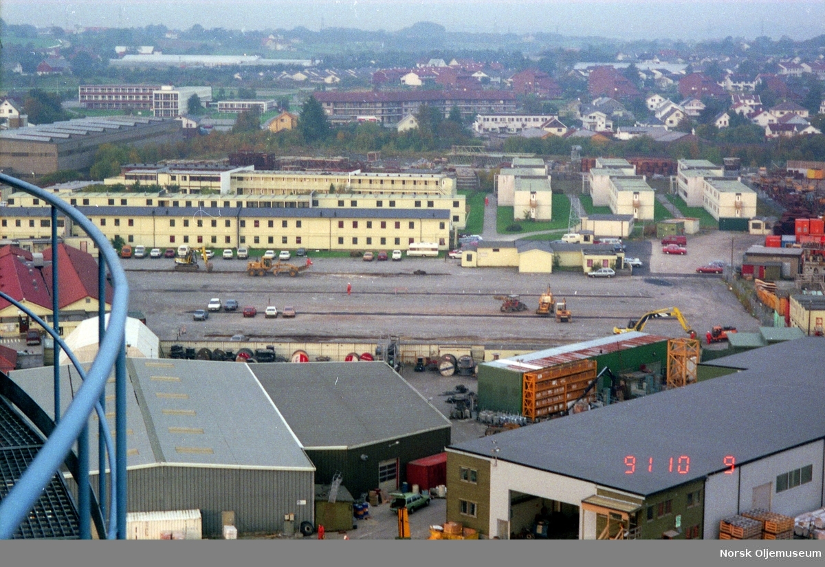 Anleggsområdet til Norwegian Contractors i Jåttåvågen sett fra det "skjeve tårn".