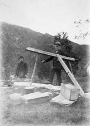 2 mann bygger en løypestreng? ca 1900. Fotosamlingen har til