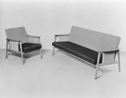 Sofabenk  og armlenestol.