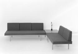 Hjørnebenk med bord.