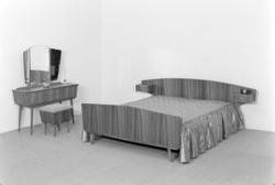 Soveromsmøblement. Seng, nattbord, kommode med speil og krak