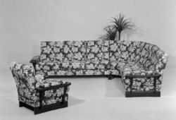 Sofagruppe. Buesofa og lenestol.