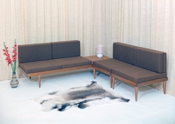 Sittemøbel. Sofabenk med  hjørnebordbord. Kombinasjonsmøbel.