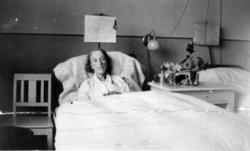 Solveig Egeberg i seng på Heimen (Tuberkulose sykehus)