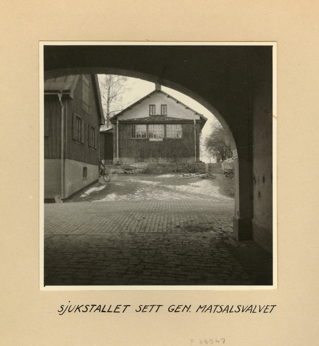 Sjukstallet sett genom matsalsvalvet, Svea artilleriregemente A 1, våren 1947.