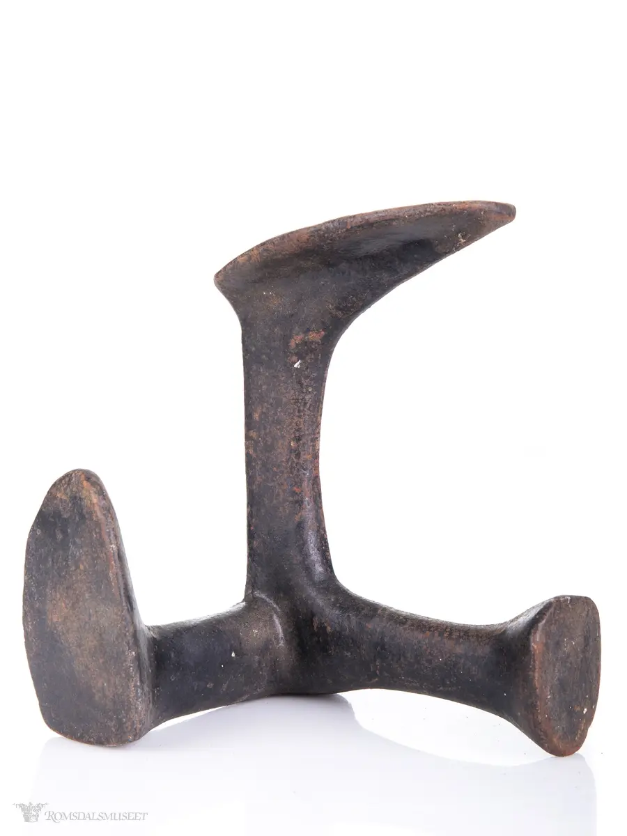 Skomakerlest i jern med tre ulike lester.