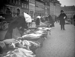 Gatesalg av fisk utenfor Kgl. Hof Fiskehandler Oscar Frederi