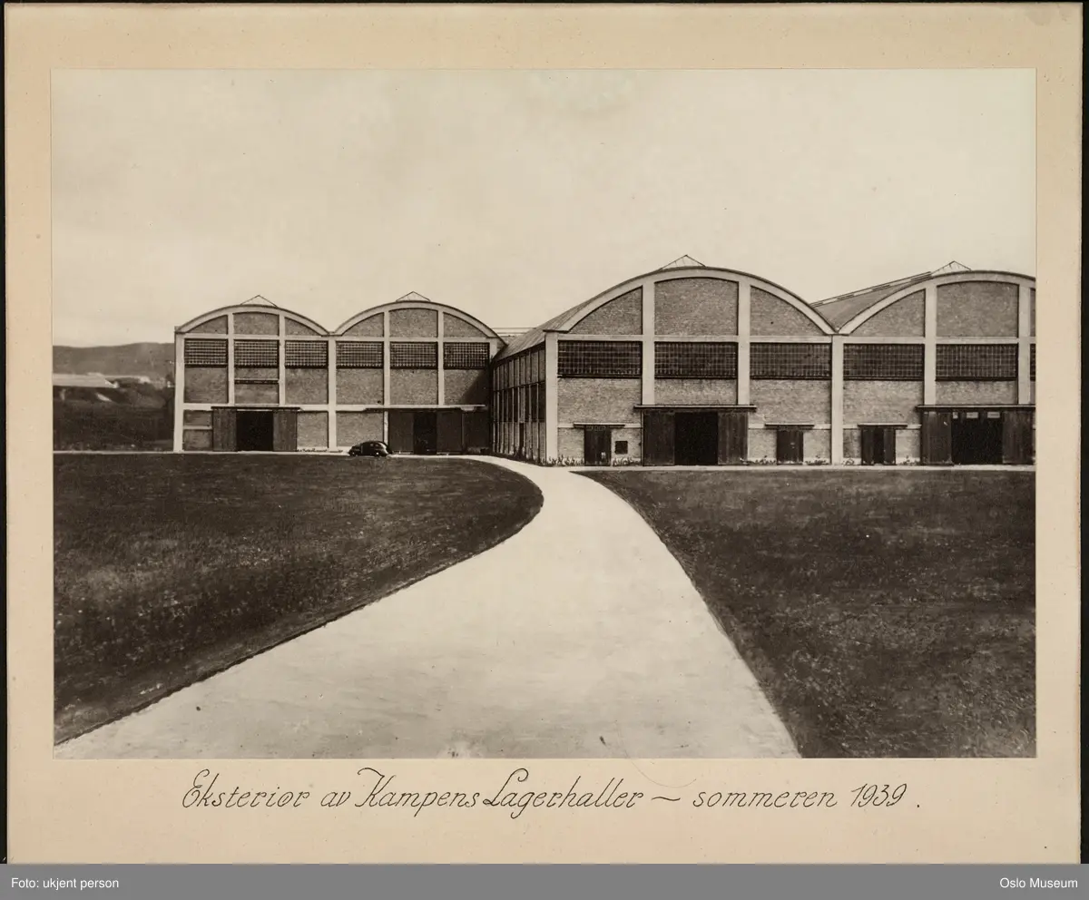 Kampens Lagerhaller, lager for Kolberg, Caspari & Co., innkjørsel, bil