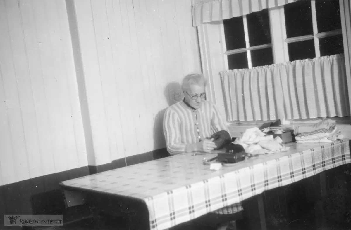 På kjøkkenet i Tangen: Gurianne Larsdatter Raknes, gift Tangen.