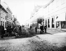 Repro: Gatebilde med hester og folk, Storgata, Lillehammer.