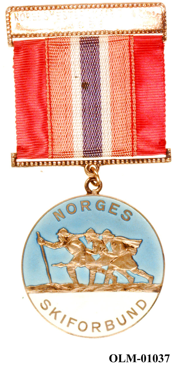 Inneholder 101 merker, pins og  medaljer.
Guttorm Berge tok tilbake samlingen 21.mai 1996.-notert i aksesjonsboken.