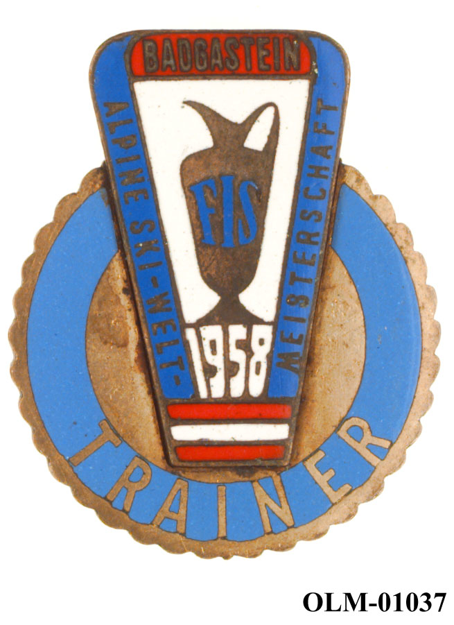 Inneholder 101 merker, pins og  medaljer.
Guttorm Berge tok tilbake samlingen 21.mai 1996.-notert i aksesjonsboken.