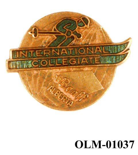 Inneholder 101 merker, pins og  medaljer.
Guttorm Berge tok tilbake samlingen 21.mai 1996.-notert i aksesjonsboken.