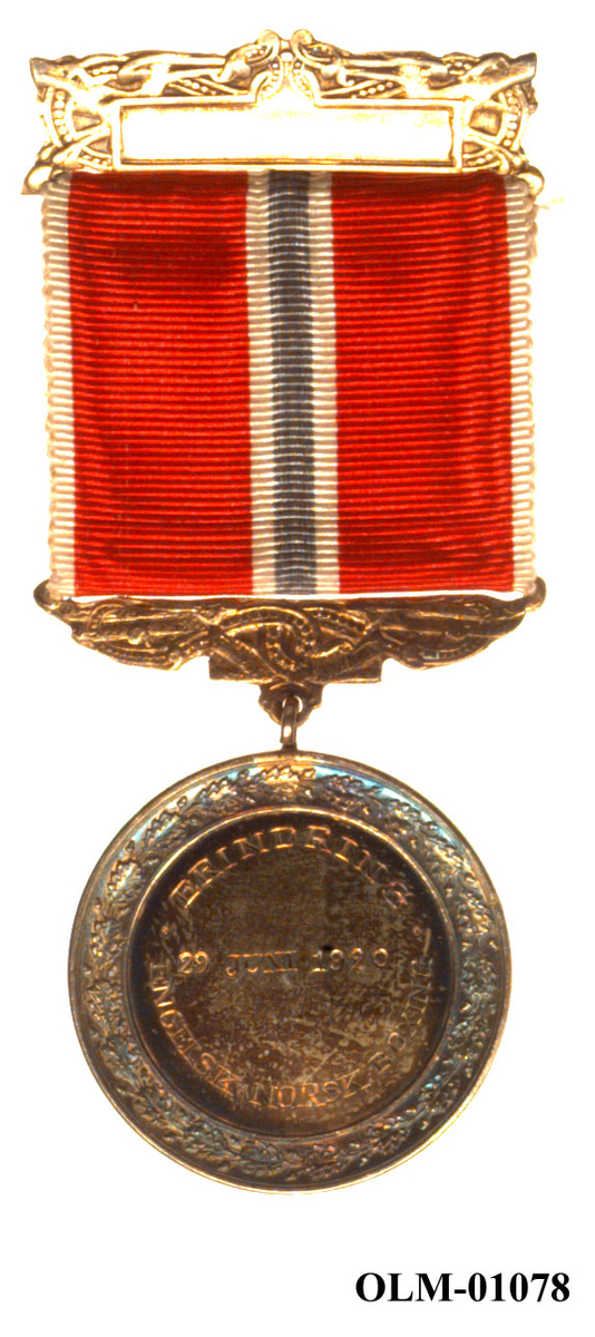 32 forskjellige medaljer og merker i ramme.
Bilde 7 er deltdagermerke fra Amsterdam 1928.
Bilde 18 og 19 er deltagermedalje fra Amsterdam 1928.
Bilde 20 og 21 er sølvmedaljen fra Antwerpen 1920.
Bilde 26 og 27 av bronsemedaljen fra Paris 1924.
Bilde 39 og 40 minnemedaljen fra Antwerpen 1920.