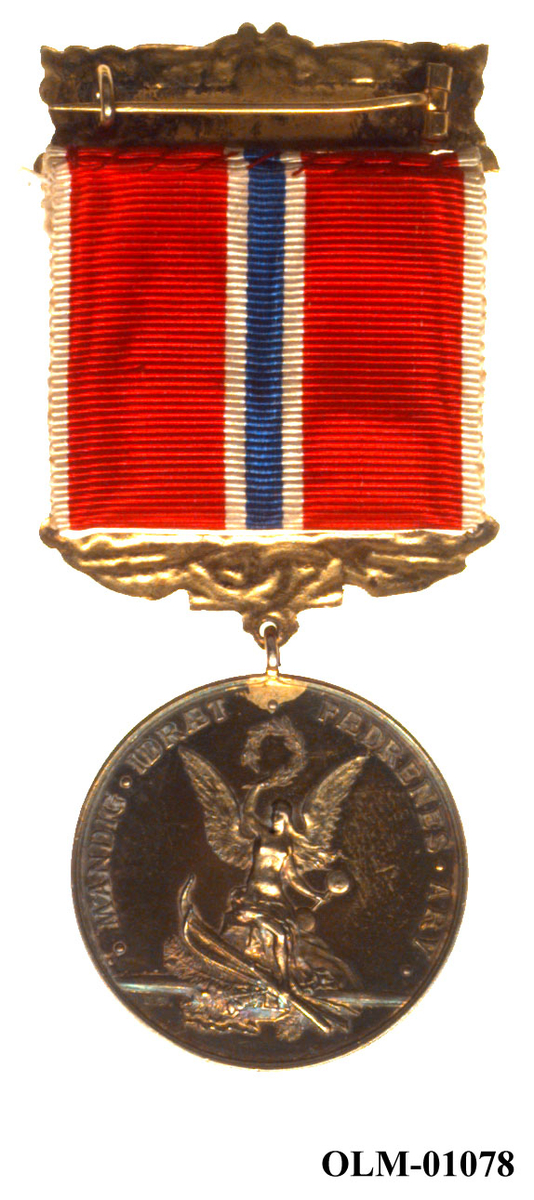 32 forskjellige medaljer og merker i ramme.
Bilde 7 er deltdagermerke fra Amsterdam 1928.
Bilde 18 og 19 er deltagermedalje fra Amsterdam 1928.
Bilde 20 og 21 er sølvmedaljen fra Antwerpen 1920.
Bilde 26 og 27 av bronsemedaljen fra Paris 1924.
Bilde 39 og 40 minnemedaljen fra Antwerpen 1920.