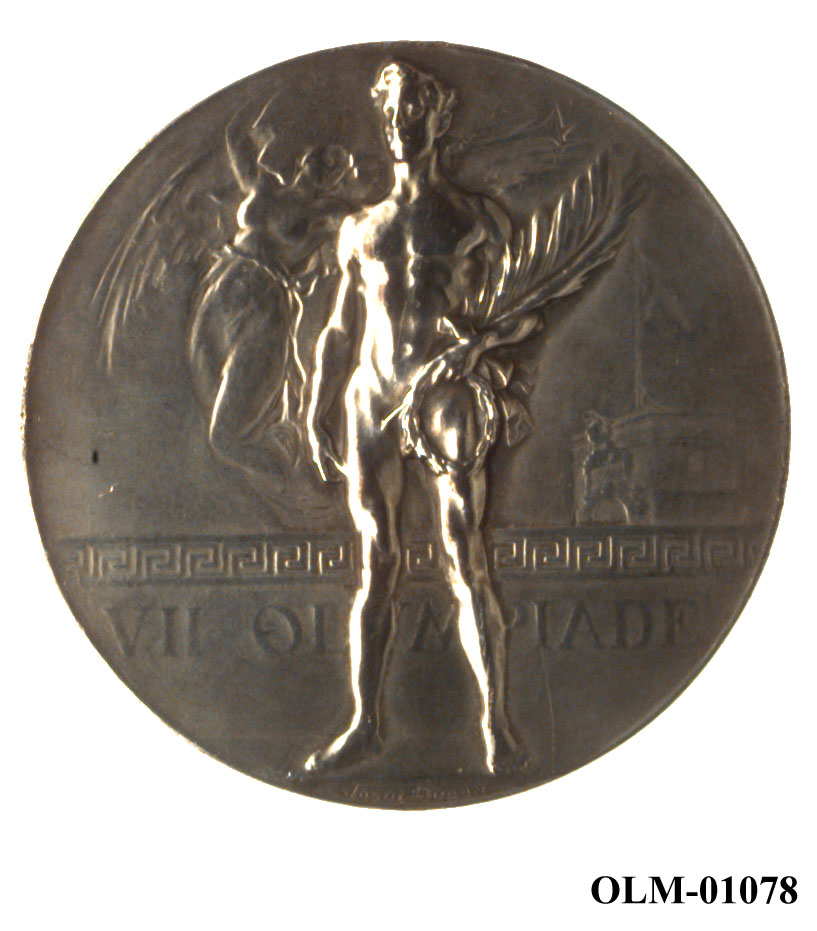 32 forskjellige medaljer og merker i ramme.
Bilde 7 er deltdagermerke fra Amsterdam 1928.
Bilde 18 og 19 er deltagermedalje fra Amsterdam 1928.
Bilde 20 og 21 er sølvmedaljen fra Antwerpen 1920.
Bilde 26 og 27 av bronsemedaljen fra Paris 1924.
Bilde 39 og 40 minnemedaljen fra Antwerpen 1920.