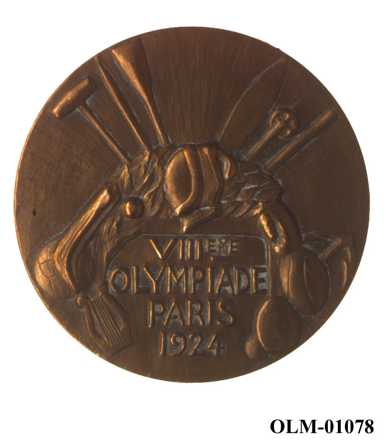 32 forskjellige medaljer og merker i ramme.
Bilde 7 er deltdagermerke fra Amsterdam 1928.
Bilde 18 og 19 er deltagermedalje fra Amsterdam 1928.
Bilde 20 og 21 er sølvmedaljen fra Antwerpen 1920.
Bilde 26 og 27 av bronsemedaljen fra Paris 1924.
Bilde 39 og 40 minnemedaljen fra Antwerpen 1920.