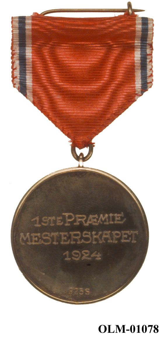 32 forskjellige medaljer og merker i ramme.
Bilde 7 er deltdagermerke fra Amsterdam 1928.
Bilde 18 og 19 er deltagermedalje fra Amsterdam 1928.
Bilde 20 og 21 er sølvmedaljen fra Antwerpen 1920.
Bilde 26 og 27 av bronsemedaljen fra Paris 1924.
Bilde 39 og 40 minnemedaljen fra Antwerpen 1920.