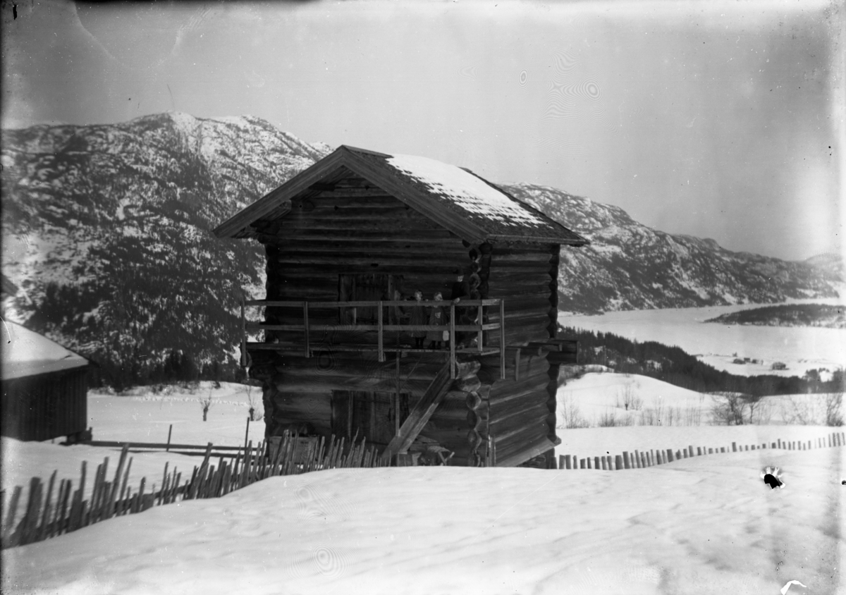 Rikard Berges fotoarkiv. Loft, Åsheim, Seljord, Telemark. Fotografert 1910.
Bilde nr. 130.

Fotografier tatt av Rikard Berge. 642 nummer. Samlingen består av negativer bladfilm. Motivene er ført inn i egen protokoll av Berge. Protokollen har tittel "Bilæt-emne"