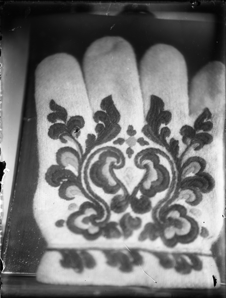 Rikard Berges fotoarkiv. Svanaug Lid. Hanske med broderi. Kviteseid. Fotografert 1910.
Bilde nr. 131.

Fotografier tatt av Rikard Berge. 642 nummer. Samlingen består av negativer bladfilm. Motivene er ført inn i egen protokoll av Berge. Protokollen har tittel "Bilæt-emne"