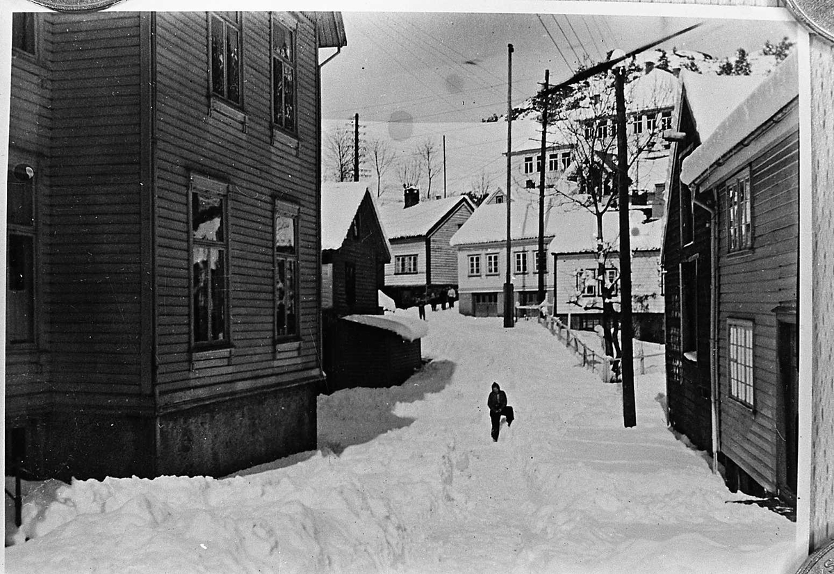 gate hus  snø