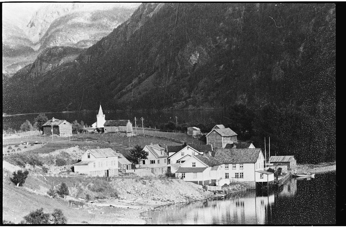 tettstad hotell kyrkje hus gardar fjell vatn