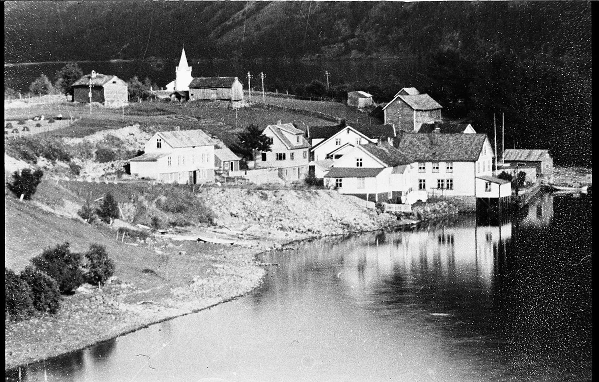 tettstad hotell kyrkje hus gardar fjell vatn