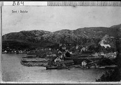 tettstad havn båtar hus fjell fjord