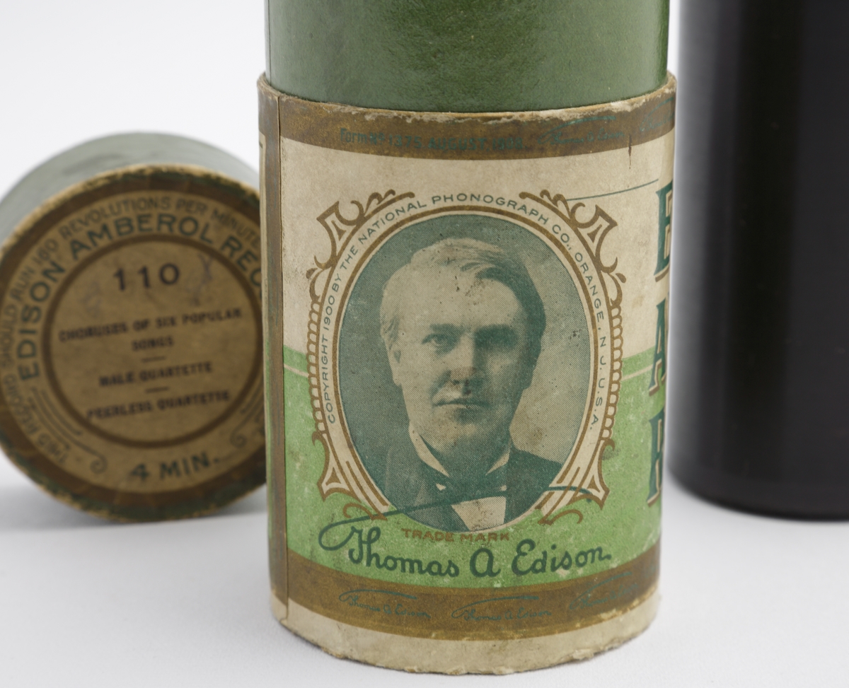 Fonografrulle.
Ligger i mörkgrön cylindrisk ask med guldtext: "Edison Amberol Record 4 min".