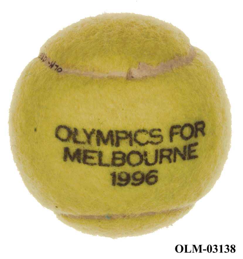 To gule tennisballer med logo for Slazenger i en brun fløyelspose .