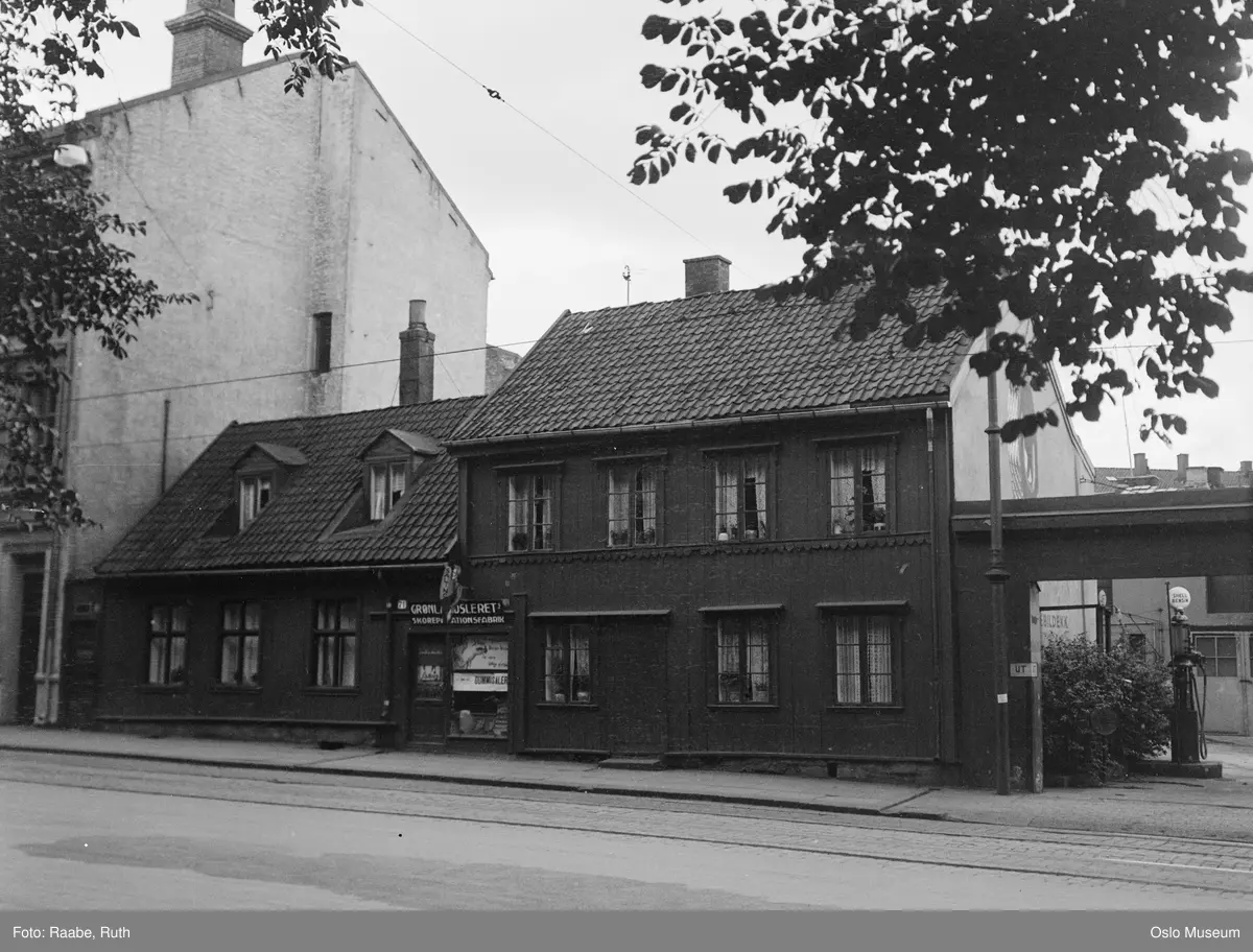 trehus, bygård, bensinstasjon