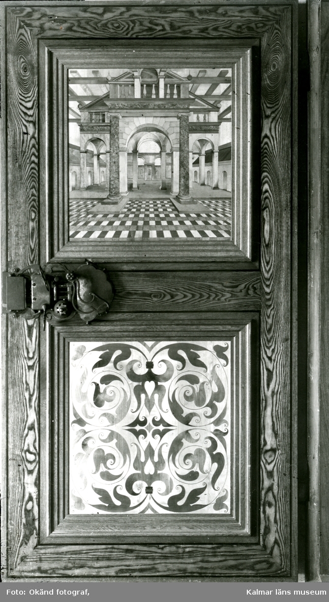 Kalmar slott: Kungsmakets dörr insidan.
På vissa plåtar har Martin Olsson klistrat eltejp för att markera hur bilden skulle beskäras i boken.