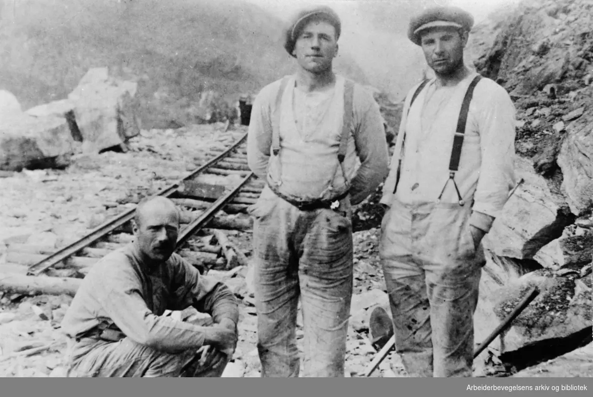Arbeidslag på Raumabanen, ca. 1918. Fra venstre; Ragnvald Olsen Haugen fra Bøverbru, Vestre Toten, hans bror Jørgen Olsen Haugen og ukjent.