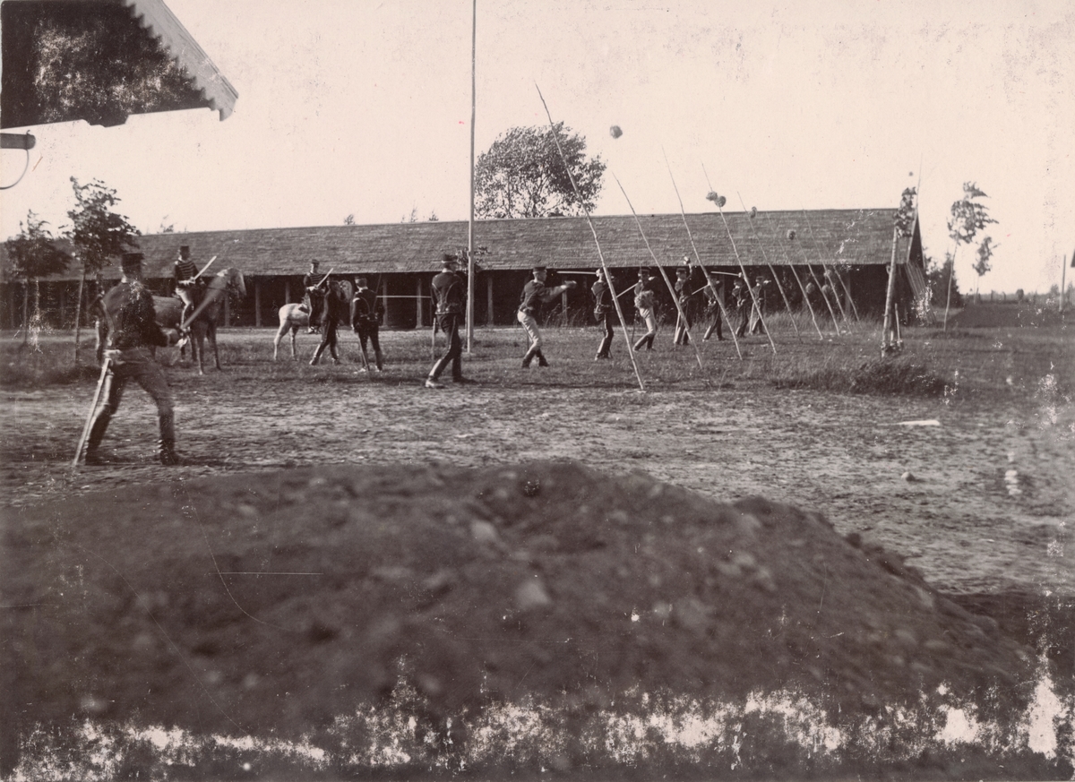 Soldater vid Livregementets husarer K 3 övar med sabel.