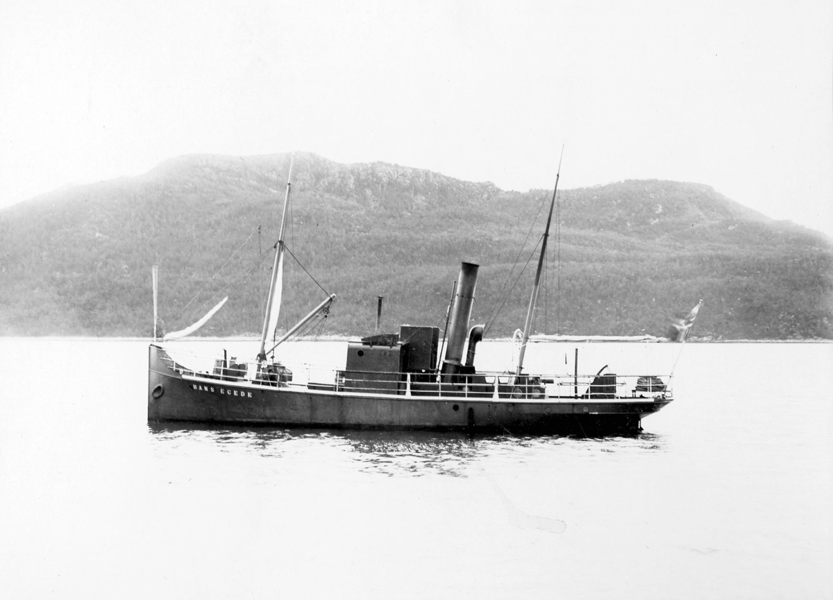 Dampskipet "Hans Egede" på Harstad havn.