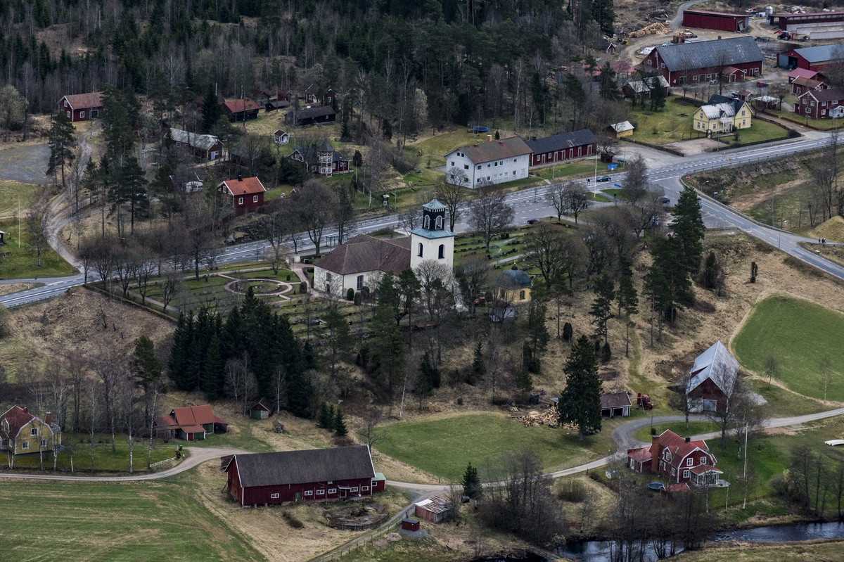 Flygfoto över Svenarums Kyrka i Vaggeryds kommun.
