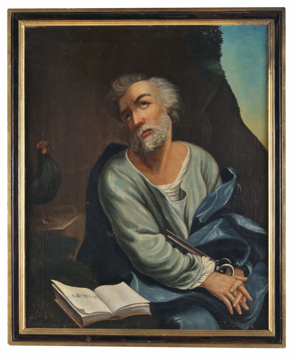 Sittande bild av aposteln, händerna halvknäppta och med nycklar. Tull vänster blågrön tupp, i förgrunden uppslagen bok.