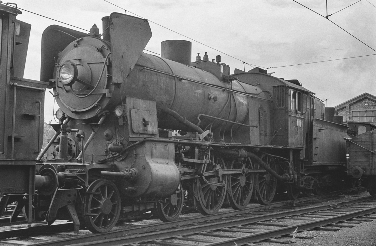 Utrangert damplokomotiv type 30b nr. 347 på Lillestrøm stasjon. Lokomotivet er hensatt og venter på å bli hugget opp.