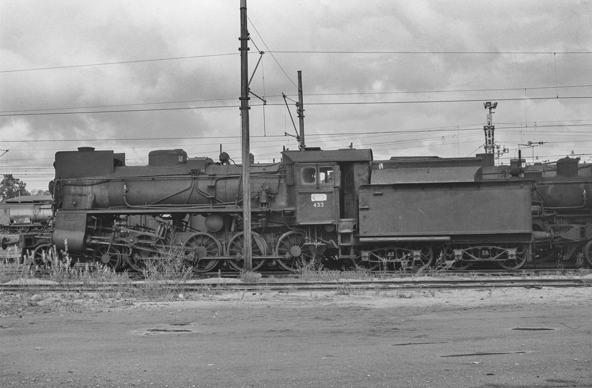 Utrangert damplokomotiv type 26c nr. 433 på Lillestrøm stasjon. Lokomotivet er hensatt og venter på å bli hugget opp.