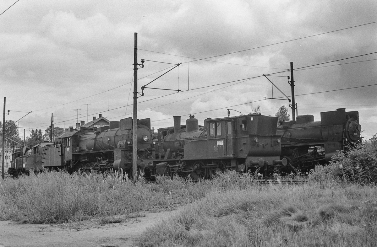 Utrangerte damplokomotiver på Lillestrøm stasjon. Lokomotivene er hensatt og venter på å bli hugget opp.