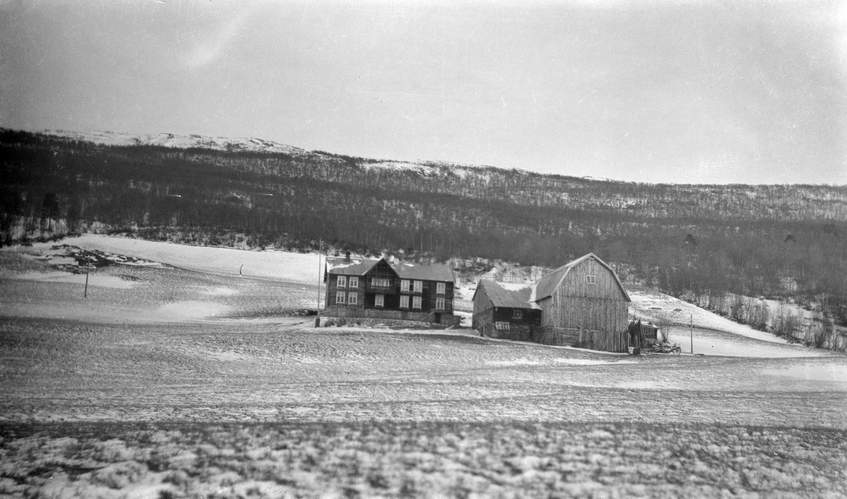 Systugu, Bjorli
Våningshuset påbygd nørdre ende og balkong 1933, fjøs med låve og vesl-stugu med fremkallingsrom og snekkerverksted. Over fjøstaket ses rev-farmen.