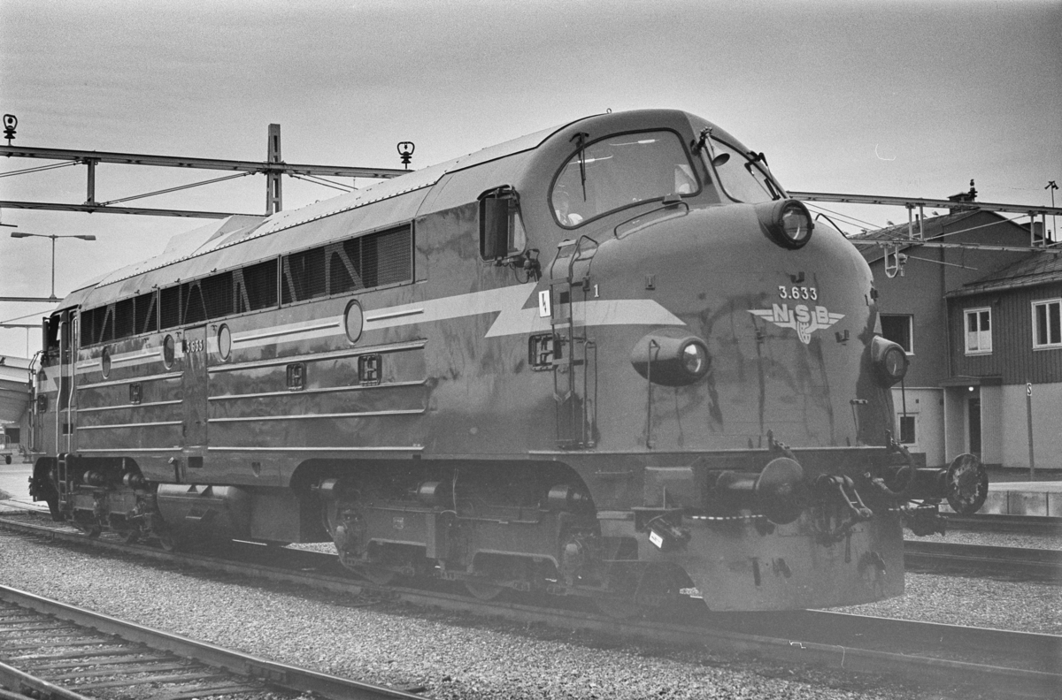 Diesellokomotiv type Di 3 nr. 633 på Trondheim stasjon.