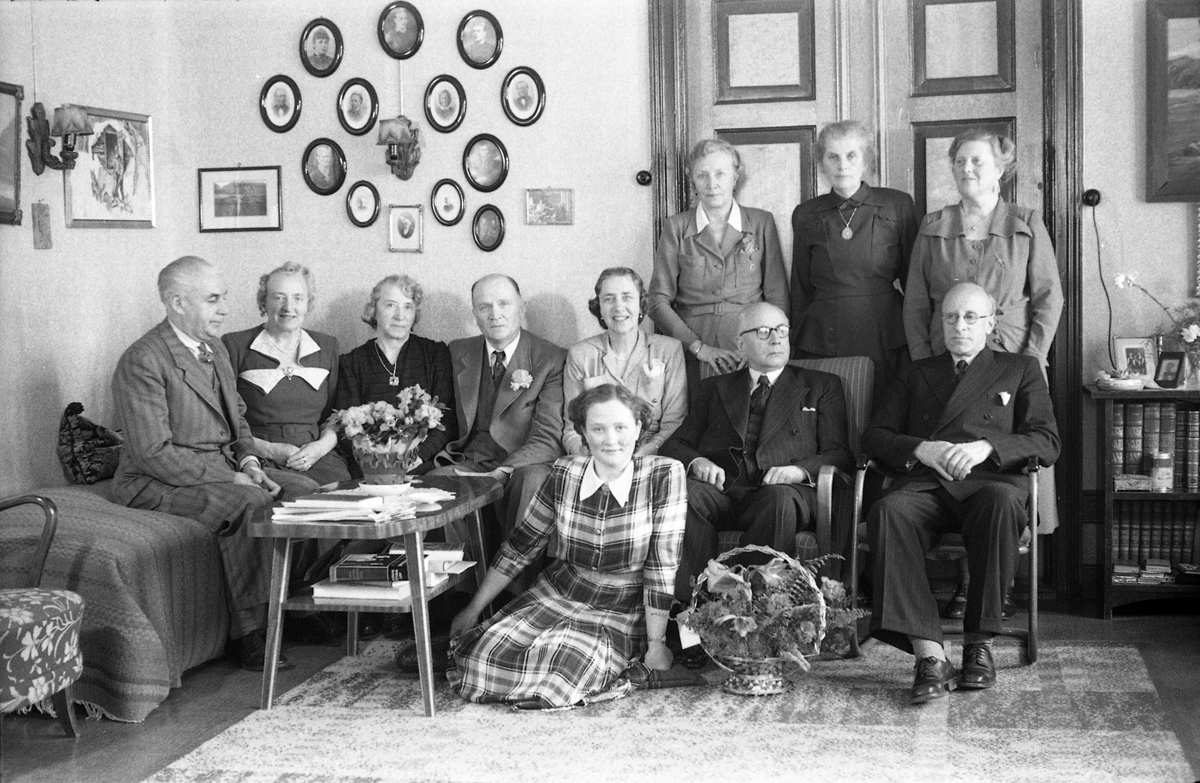 Seks bilder av en gruppe personer avbildet trolig i stua hos Olaf og Sigrid Anette Kvale-Hougen i Heggen, Ø.Toten. De to sitter som nummer tre og fire fra venstre. De øvrige er ikke identifisert. Bildet er sannsynligvis tatt ifm. feiringen av Kvale-Hougens 60-års jubileum.