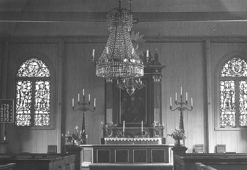 Interiör av Östmarks kyrka med altaret som har ursprunglig målning från kyrkans byggnadstid 1765.