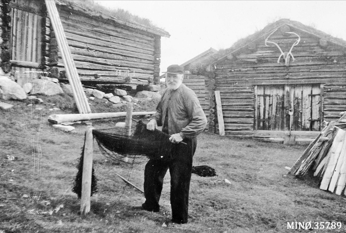 Mann ordner garn ved Fiskevollen, Sølensjøen, Rendalen.