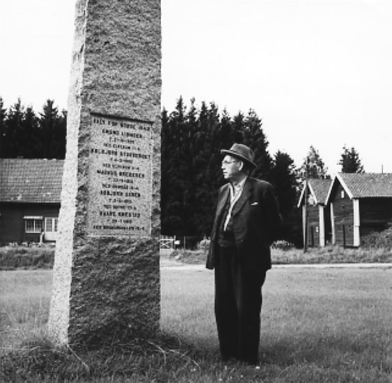 Kommunalordf. Magnus Vangerud vid monumentet över fallna Gruebor i kriget 1940.