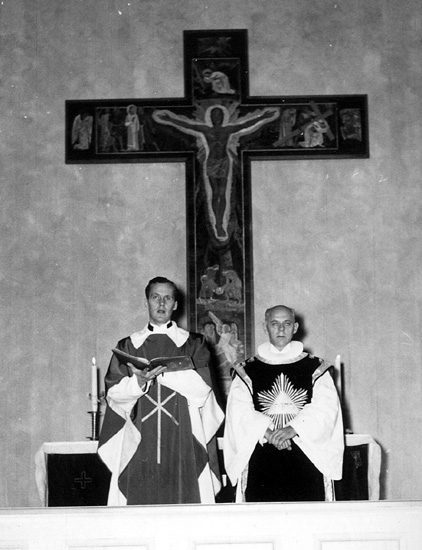 Biskop Borgenstierna och Åsnes-presten. Restaureringshögtid på 1950-talet.