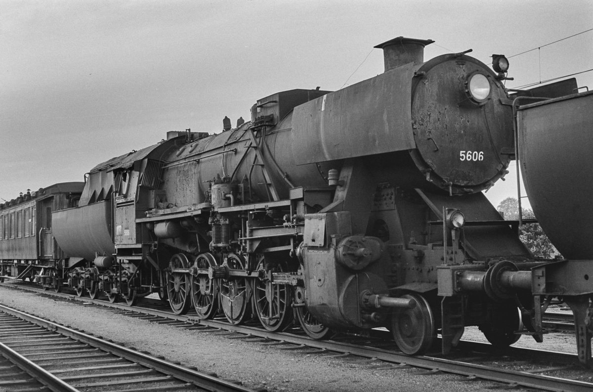 Utrangert damplokomotiv type 63a nr. 5606 på Marienborg. Lokomotivet er underveis til hugging.