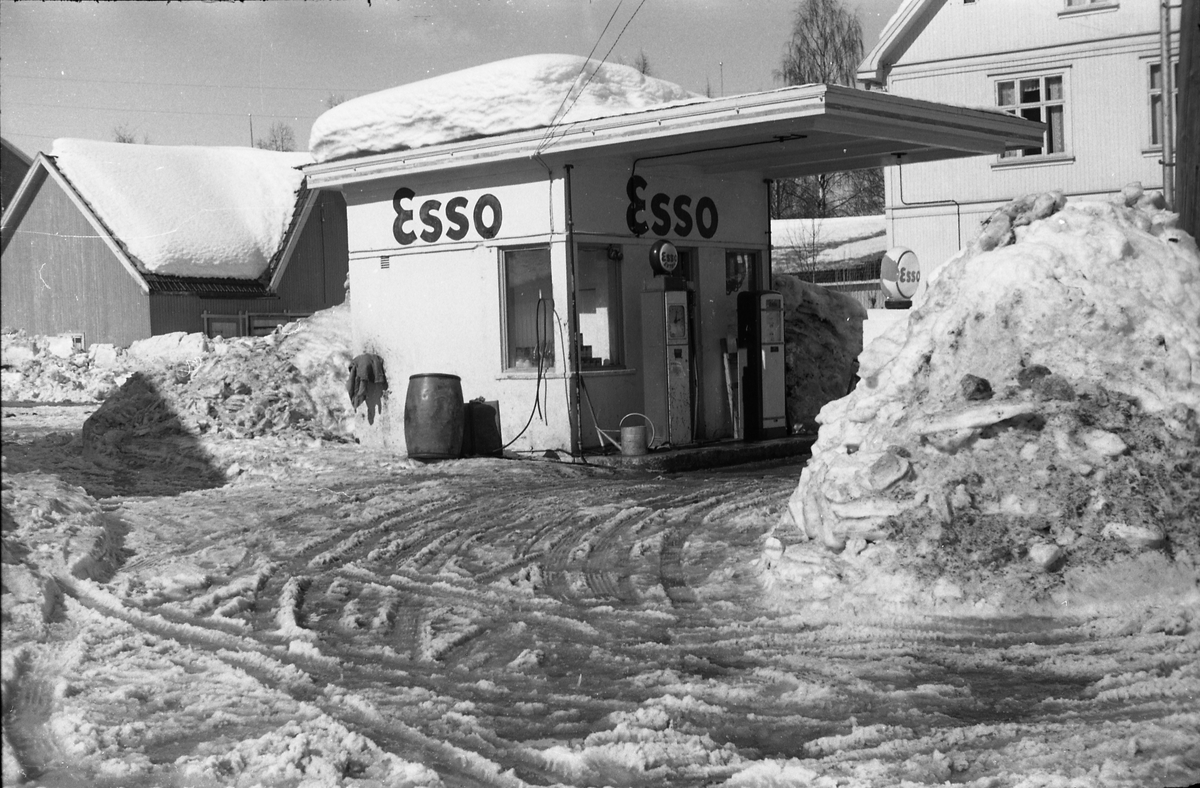 To bilder fra Lena sentrum april 1951.
Det første tatt fra bakgården til den gamle Narums butikken. avlveggen på Grand-gården midt i bildet. Det andre viser Esso bensinstasjonen.
